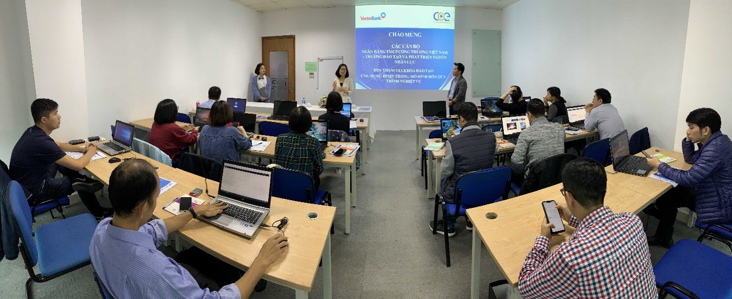 Các cán bộ thuộc Ngân hàng thương mại cổ phần Công thương Việt Nam tham gia khóa đào tạo Ứng dụng BPMN trong mô hình hóa quy trình nghiệp vụ do COE Việt Nam tổ chức.
