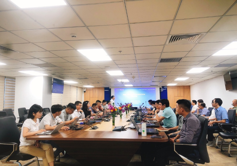 Các cán bộ thuộc Trung tâm Quản lý, điều hành mạng (NOC) tham gia khóa đào tạo: “Red Hat Virtualization” do COE Việt Nam tổ chức.